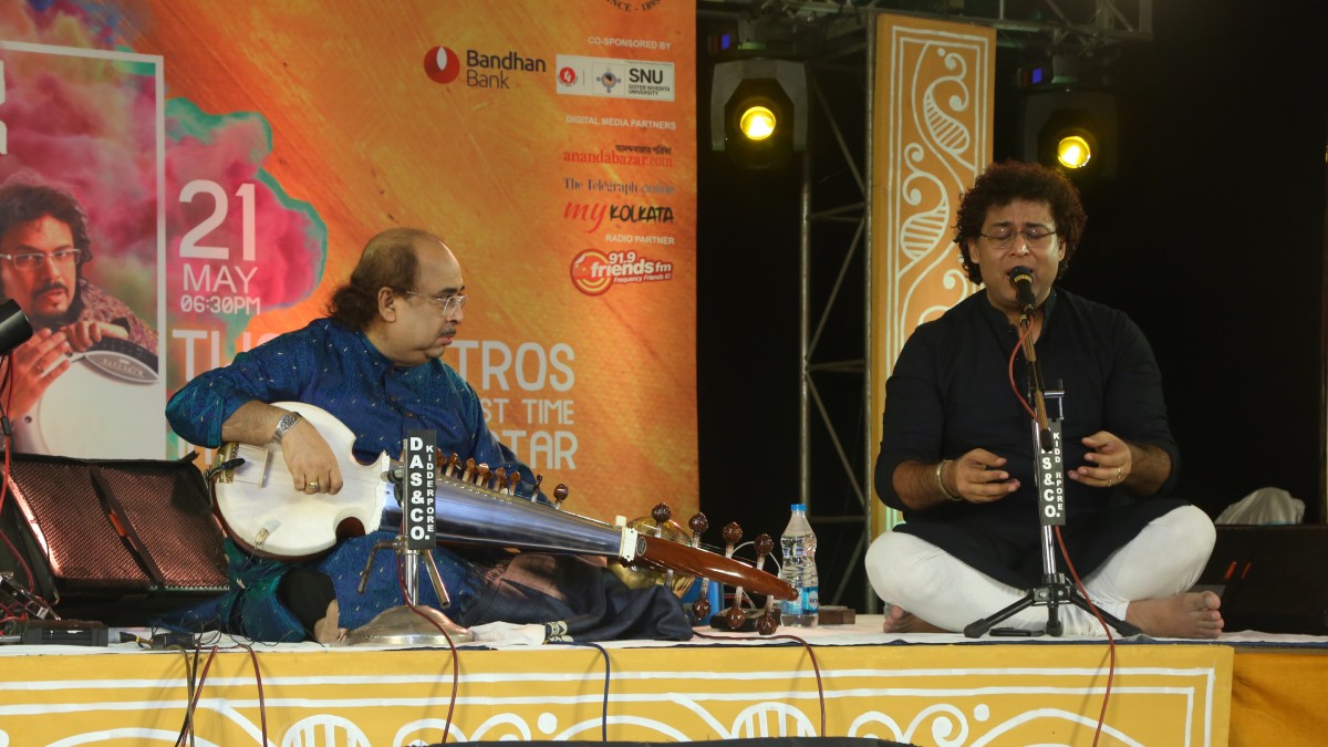 Pandit Tejendra Narayan Majumdar and Shri Nirmalya Roy during performance
