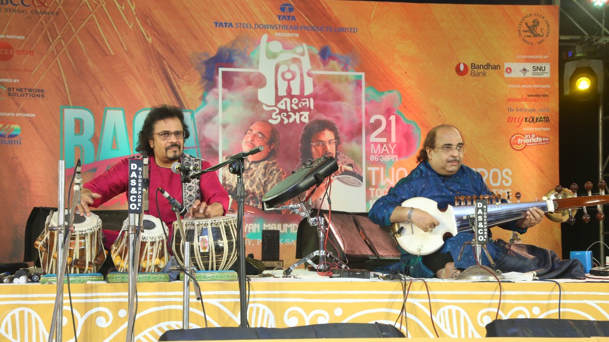 Pandit Bickram Ghosh and Pandit Tejendra Narayan Majumdar during the performance