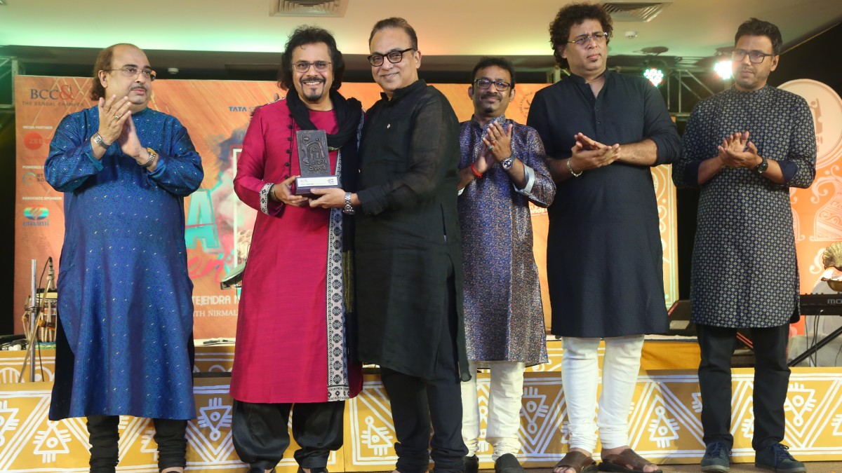 Memento being handed over to Pandit Bickram Ghosh by Mr. Arindam Sil, Chairperson, Films, Music and Entertainment Committee The Bengal Chamber
