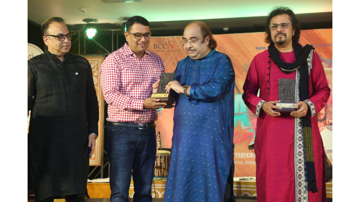 Memento being handed over to Pandit Tejendra Narayan Majumdar by Mr. Arnab Basu, Advisory Leader, Pricewaterhouse Coopers Pvt. Ltd. and Vice President The Bengal Chamber