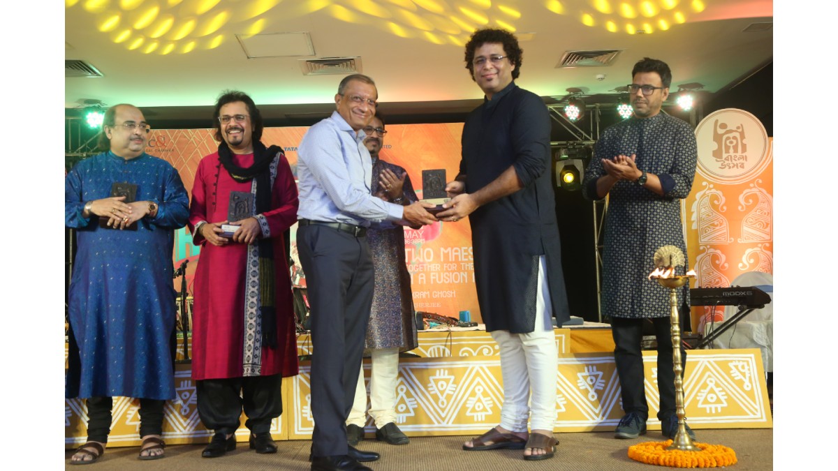 Memento being handed over to Shri Nirmalya Roy by Mr. Joydeep Datta Gupta, Partner Deloitte India and President Tollygunge Club