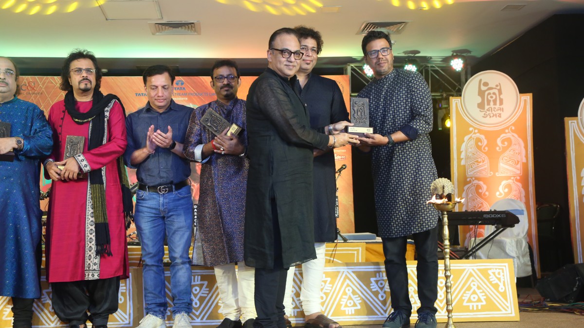 Memento being handed over to Shri Satyajit Mukherjee by Mr. Arindam Sil, Chairperson, Films, Music and Entertainment Committee The Bengal Chamber