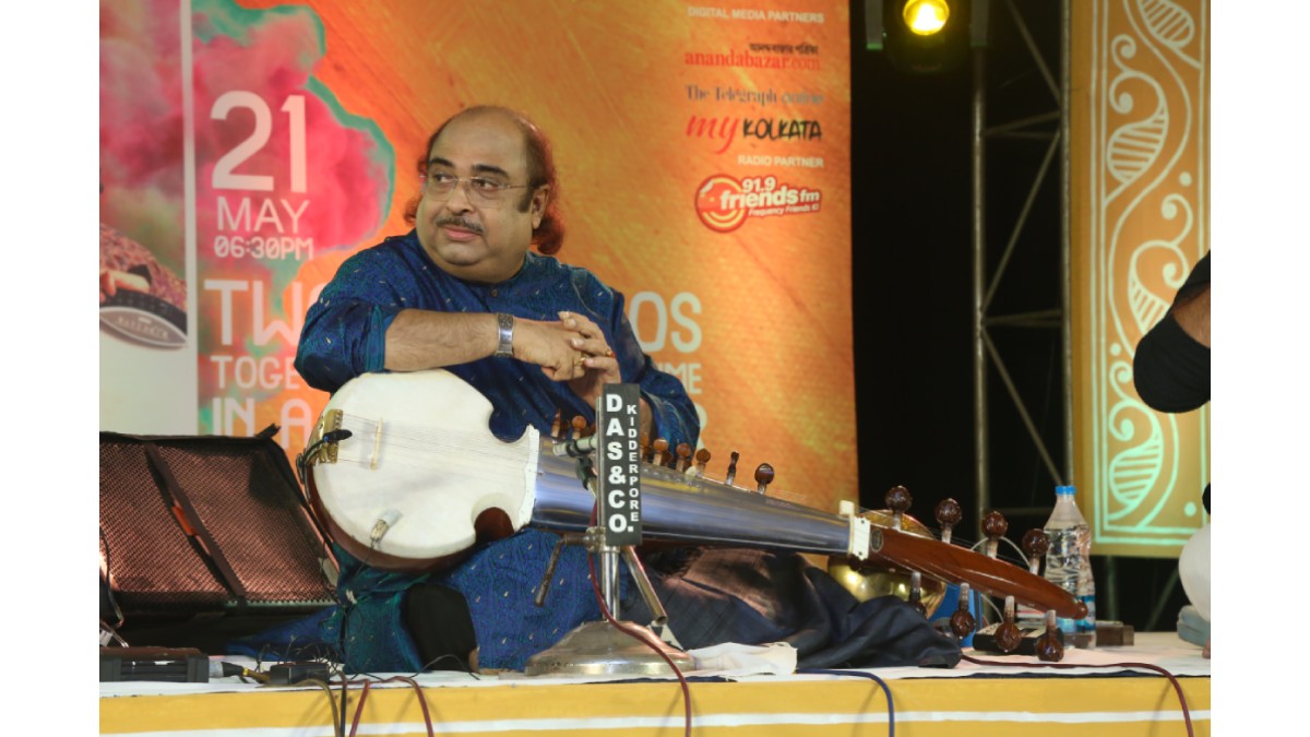 Pandit Tejendra Narayan Majumdar, during the concert