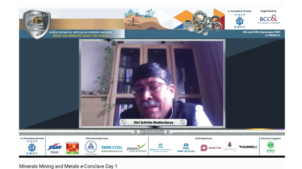Shri Sutirtha Bhattacharya, Former Chairman, Coal India and Chairperson, WBERC, addressing at the inaugural session of Day 1 of the Conclave as the Guest of Honour
