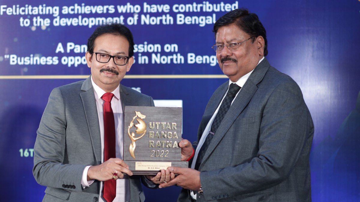 Mr. Satyam Roychowdhury, Chairperson Education Committee of The Bengal Chamber, Chancellor, Sister Nivedita University and Managing Director, Techno India Group handing over the Uttar Banga Ratna award in the Business Category to Mr. Kamal Kumar Mittal, Chairman & Managing Director of PCM Group of Industries