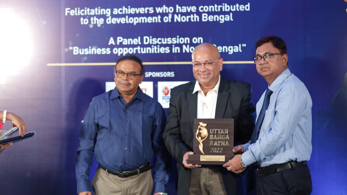 Mr. Kalyan Kar, Co−Founder & Director, InQube Innoventures Ltd & Mentor, Webel−BCC&I tech Incubation Centre and Prof. Dr. Anupam Basu, Director, National Institute of Technology, Durgapur handing over the award in the Health Sector to Dr. Sekhar Chakraborty, Director of Kins Care Research Foundation & Kins Hospital