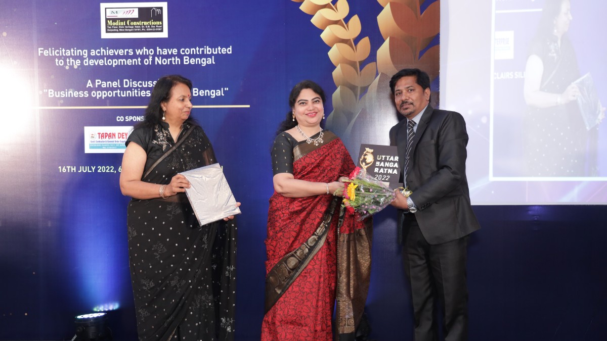 Ms. Rupkatha Sarkar, Principal, LA MARTINIERE FOR GIRLS School, Kolkata and Ms. Suman Sood, Director, BD Memorial School, Kolkata, and members of The Education Committee of The Bengal Chamber handing over the award in The Education Category to Mr. S.K.Gupta, from Graham’s Homes School