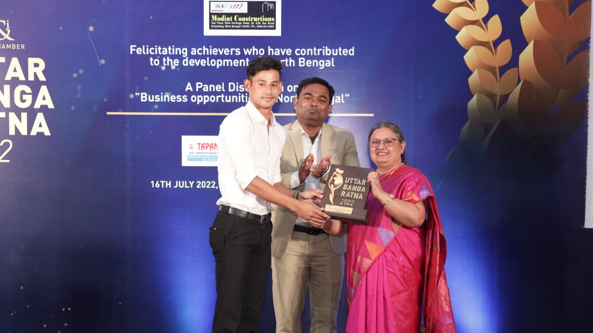Ms. Ina Bose, Director − HR, Corporate Communications & Industry Connect, Sister Nivedita University and Mr. Manab Paul handing over the award in the Sports Category to Mr. Raja Barman, Footballer (Goalkeeper, United Sporting Club)