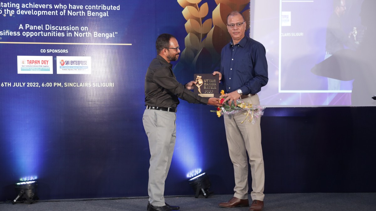Mr. Bhaskar Roy, Vice President, Techno India Group, accepting the award on behalf of Mr. B.R. Oberoi, Founder and Managing Director of Elgin Hotels Pvt. Limited from Mr. Subhodip Ghosh, Director General, The Bengal Chamber