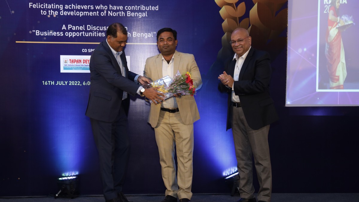 A token of appreciation handed over to Mr. Manab Paul, Owner, Sree Balaji Group by Mr. Smarajit Purkayastha, Deputy Director General, The Bengal Chamber Of Commerce and Industry