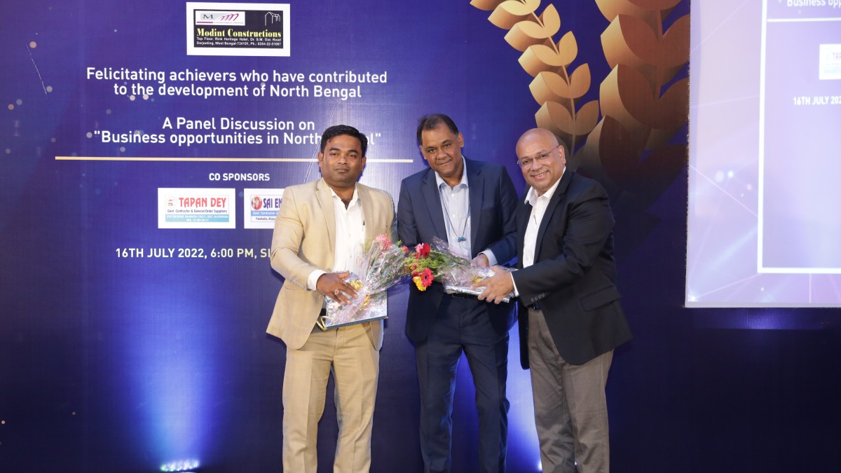 A token of appreciation handed over to Mr. Kalyan Kar, Co−Founder & Director, InQube Innoventures Ltd & Mentor, Webel−BCC&I tech Incubation Centre by Mr. Smarajit Purkayastha, Deputy Director General, The Bengal Chamber Of Commerce and Industry